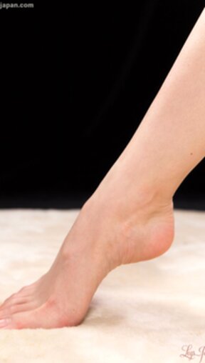 Office lady Yamazaki Honoka removes high heels and gives footjob