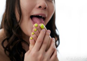 Komatsu Aya and Suzuno Haruka naked on bed toe sucking